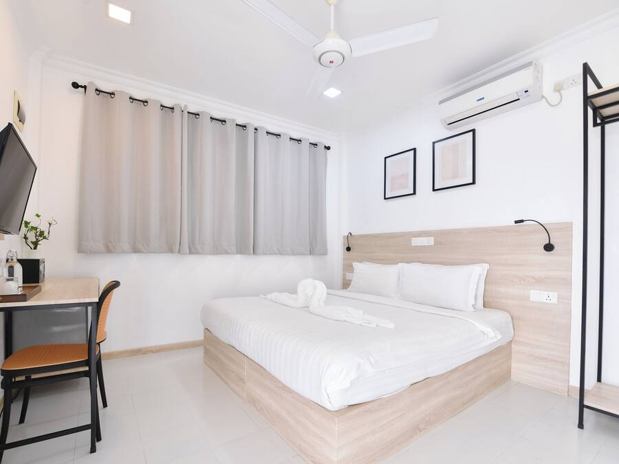 Deluxe Double or Twin Room, Non Smoking, Garden View | Minibar, in-room safe, desk, laptop workspace