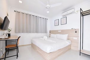 Minibar, caja de seguridad en la habitación y escritorio