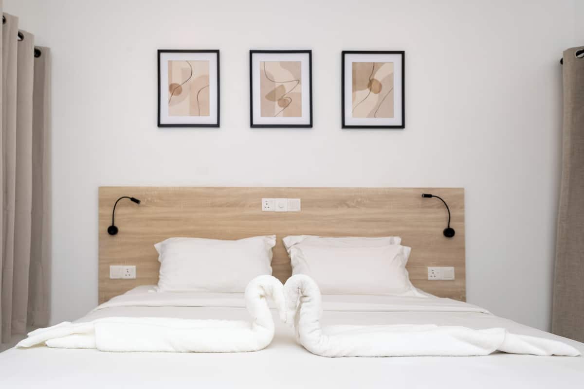 Firemannsrom – deluxe, hageutsikt | Minibar, safe på rommet, skrivebord og skrivebord for bærbar PC