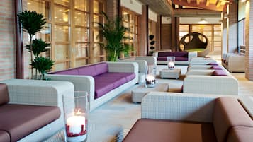 2 bars/lounges, lobby lounge