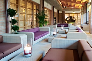 2 bares, salón en el lobby