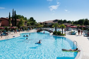 2 piscines extérieures, parasols de plage, chaises longues