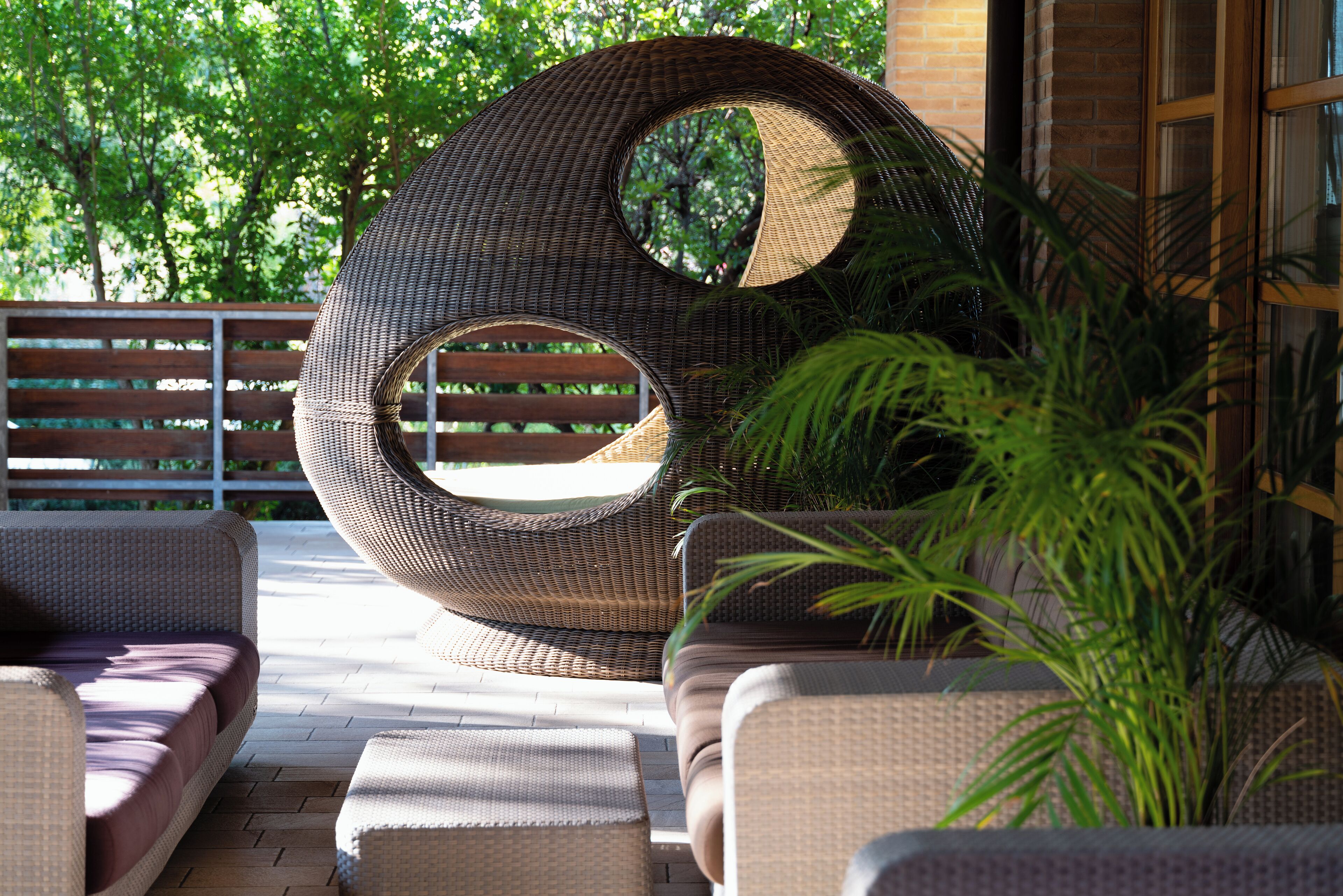 2 bars/lounges, lobby lounge