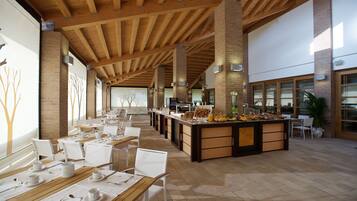 2 bars/lounges, lobby lounge