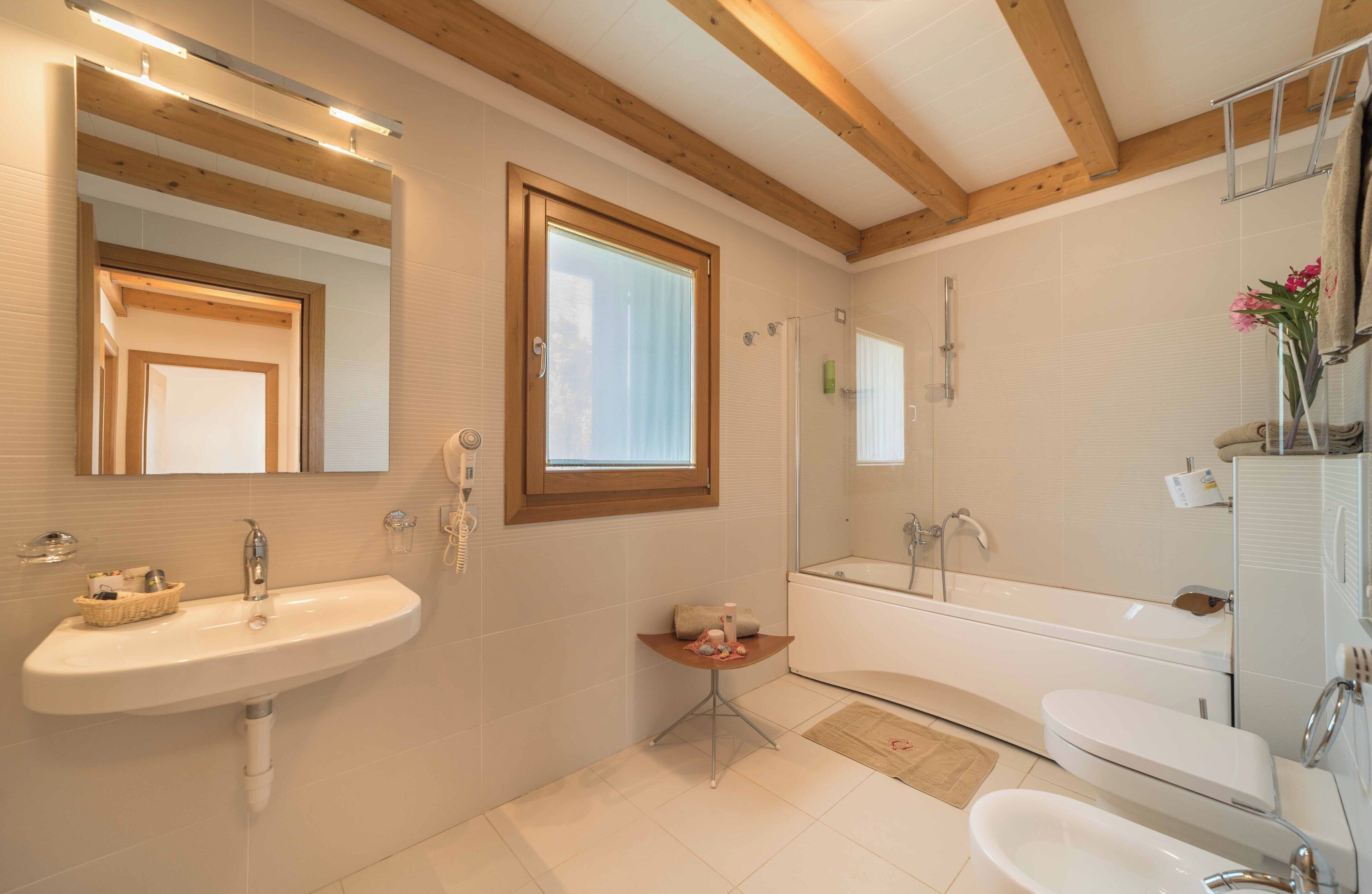 Une salle de bain moderne avec un grand lavabo, une baignoire et une douche.