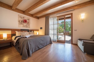 Minibar, caja de seguridad en la habitación y escritorio