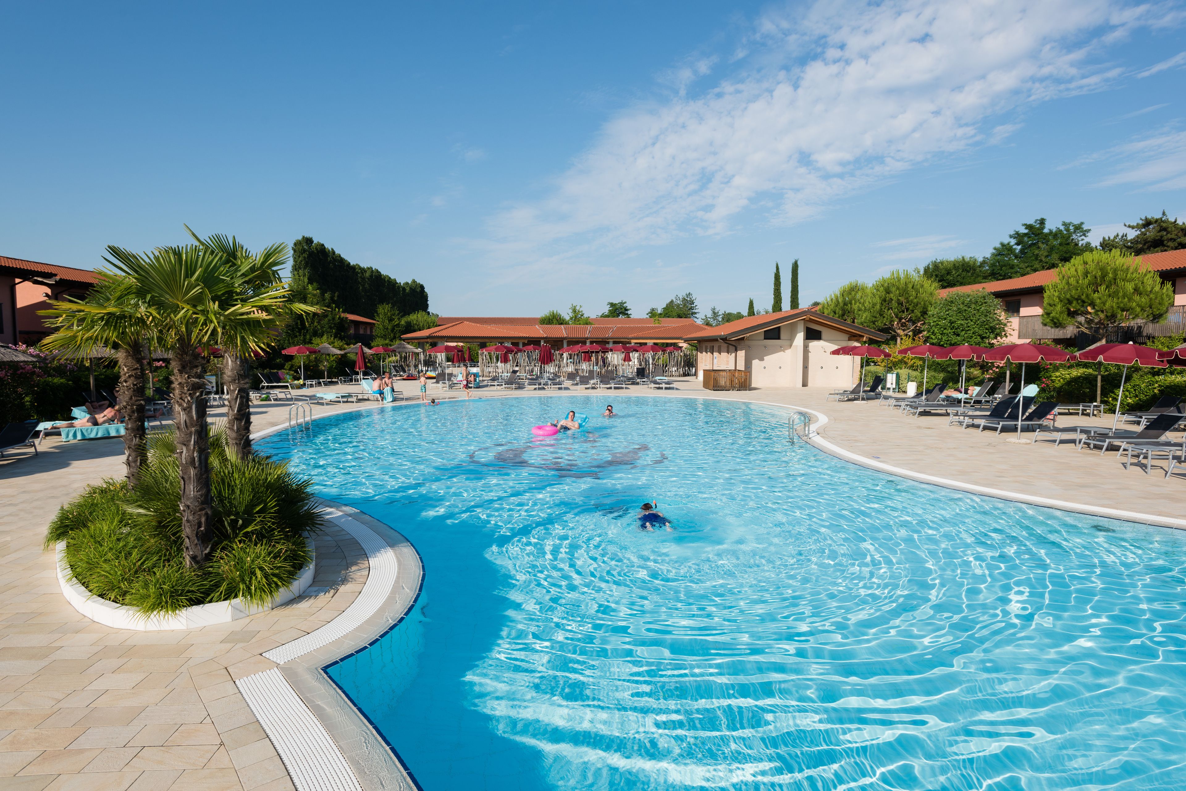 2 hồ bơi ngoài trời, dù/ô trên bãi biển/hồ bơi, ghế dài tắm nắng 