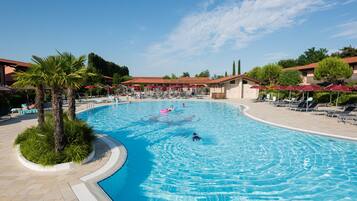 2 piscine all'aperto, ombrelloni da piscina, lettini