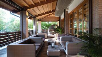 2 bars/lounges, lobby lounge
