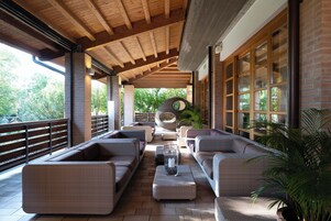 2 barir/setustofur, vínveitingastofa í anddyri