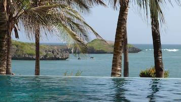 2 piscines extérieures, parasols de plage, chaises longues