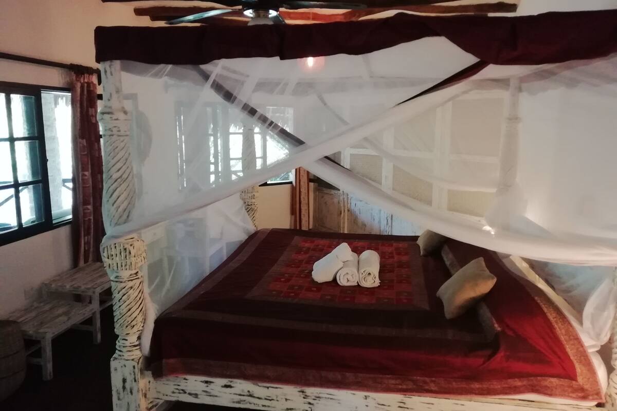 أغطية فراش متميزة وميني بار ومكتب وستائر تعتيم