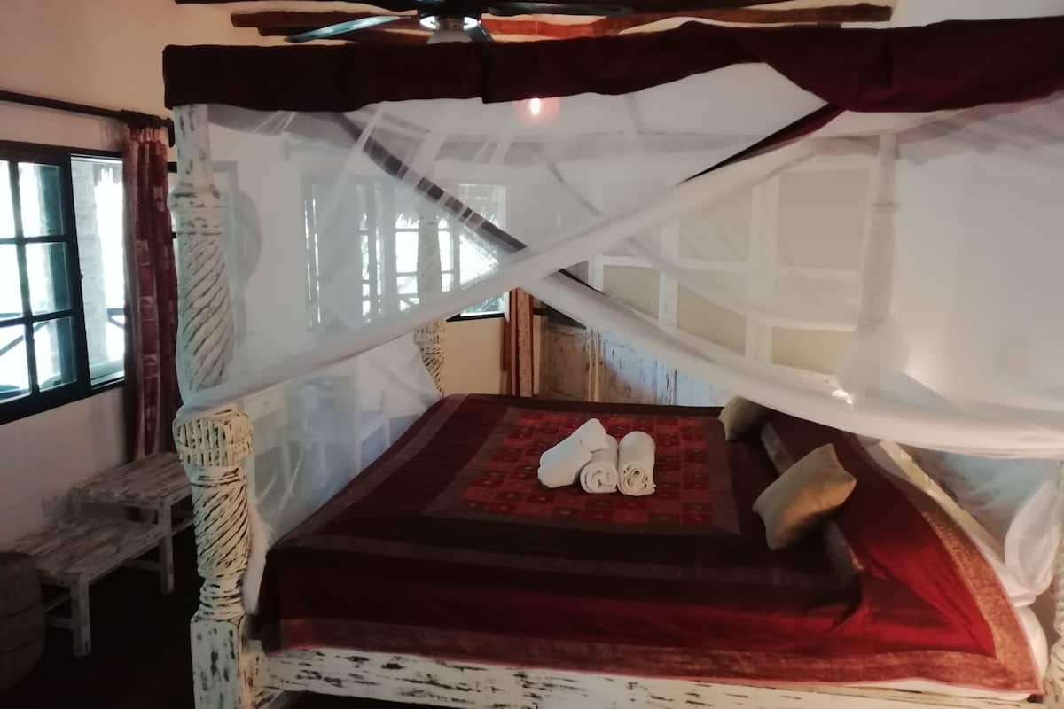 Habitación triple superior | Ropa de cama de alta calidad, minibar, escritorio y cortinas opacas