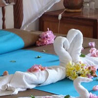 Roupas de cama premium, frigobar, escrivaninha, cortinas blackout