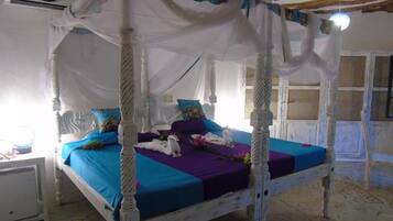 Superior-Doppel- oder -Zweibettzimmer, Poolblick | Hochwertige Bettwaren, Minibar, Schreibtisch, Verdunkelungsvorhänge