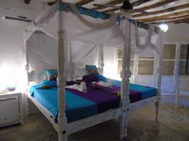 Quarto casal ou duplo superior, vista para a piscina | Roupas de cama premium, frigobar, escrivaninha, cortinas blackout