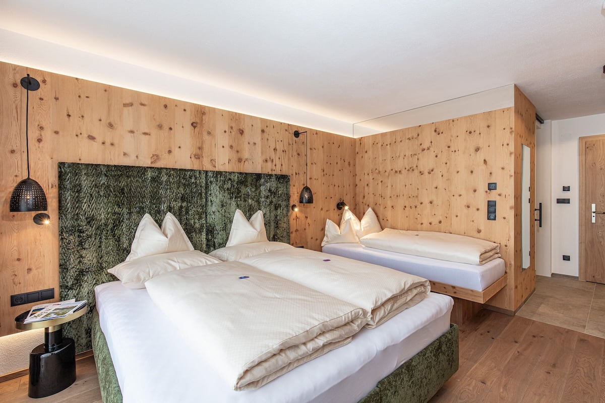 Comfort tweepersoonskamer, balkon, uitzicht op bergen | Luxe beddengoed, een kluis op de kamer, individueel gedecoreerd