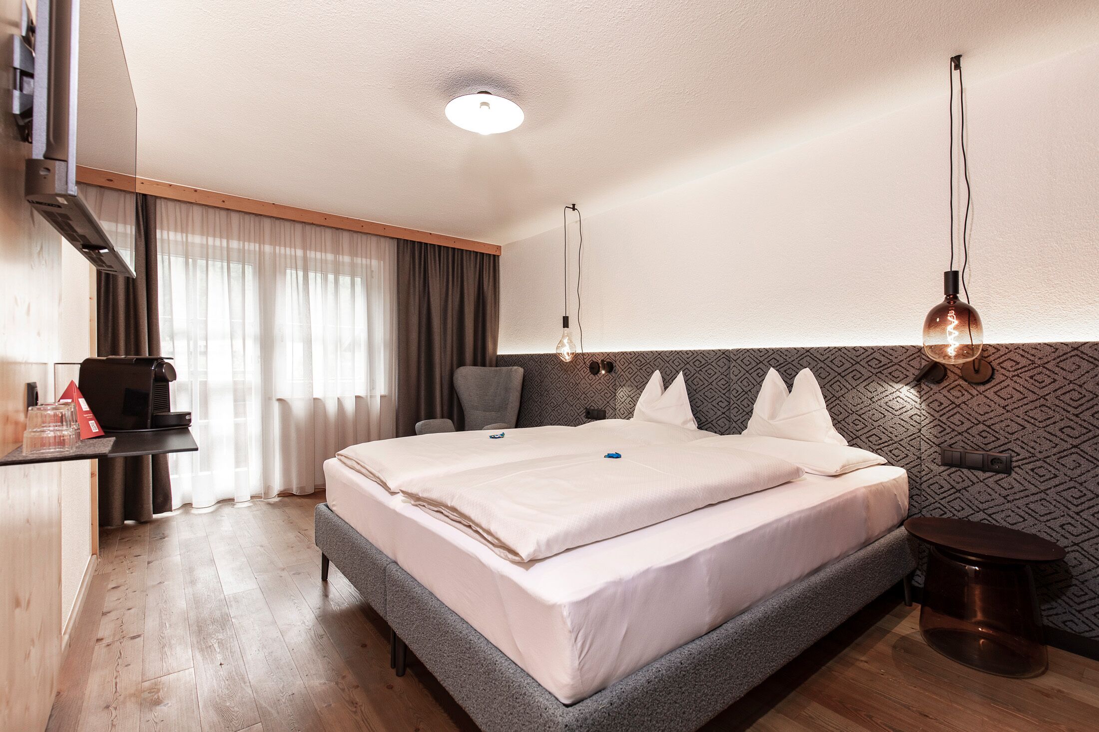 Ropa de cama de alta calidad y caja de seguridad en la habitación 