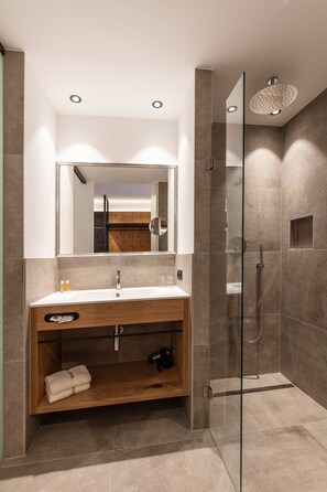 Shower, free toiletries, towels - Urbanhof (Soelden)