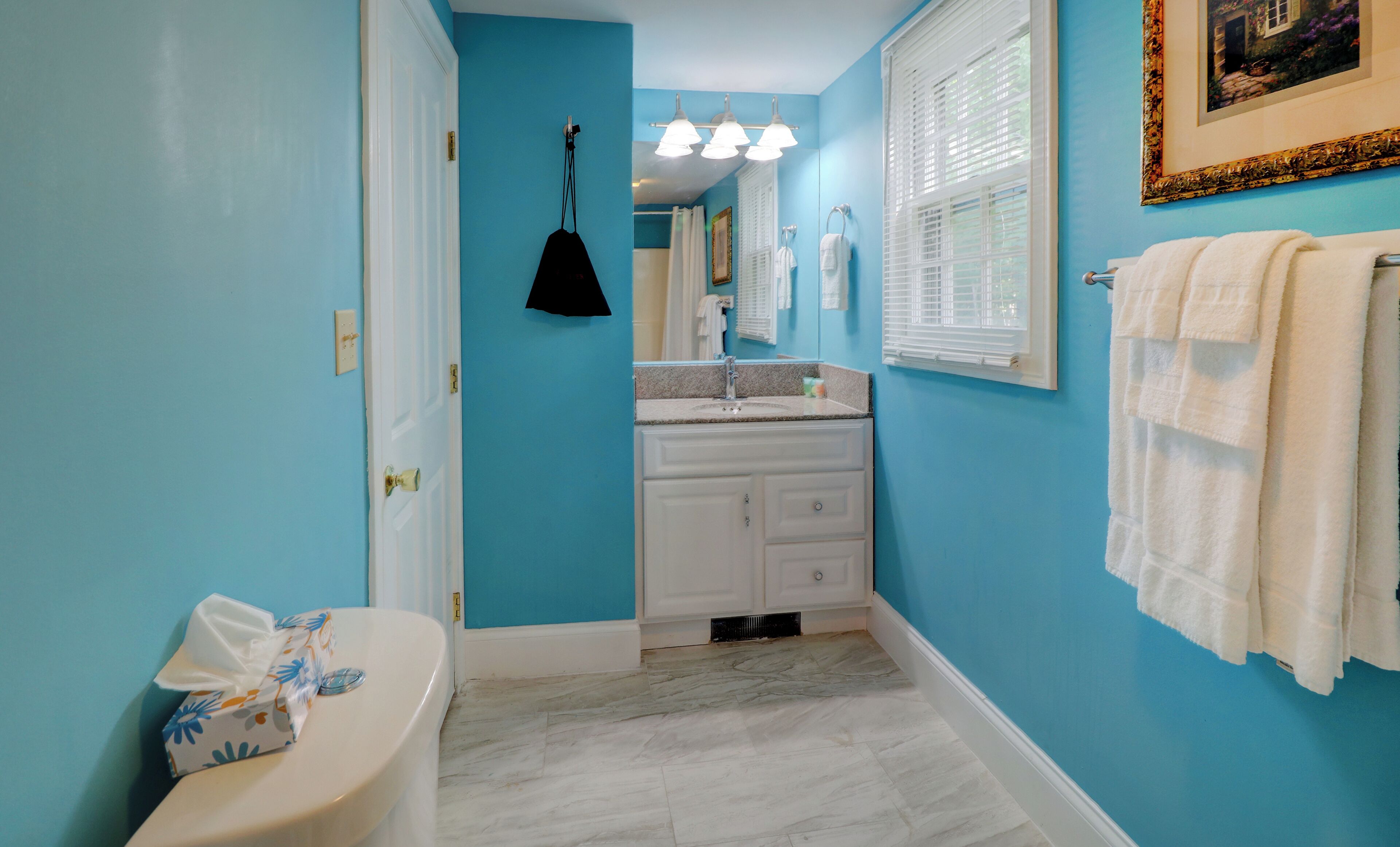 Une salle de bain avec des toilettes, un lavabo et un miroir.