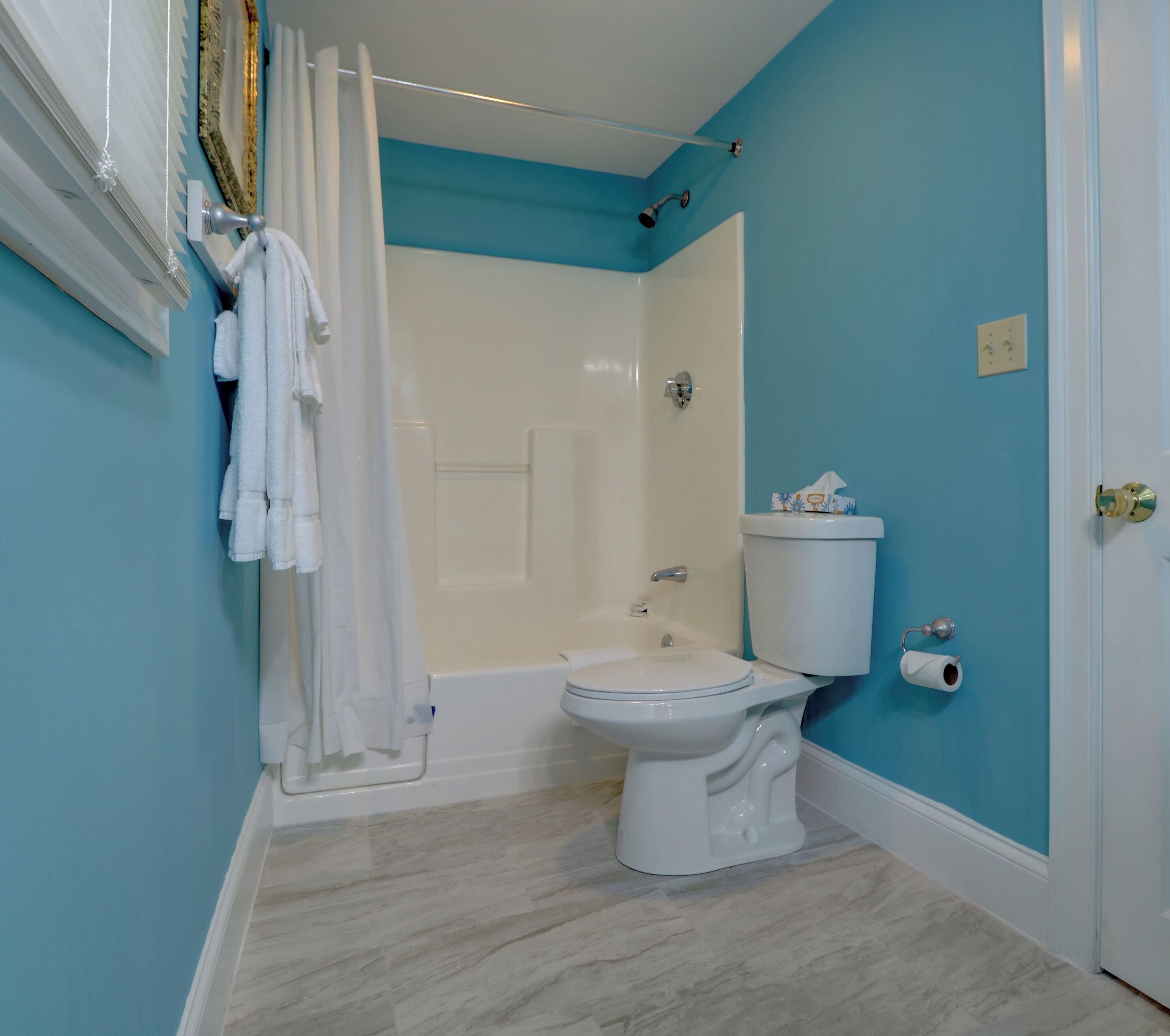 Une salle de bain équipée de toilettes, d’une douche et d’une baignoire.