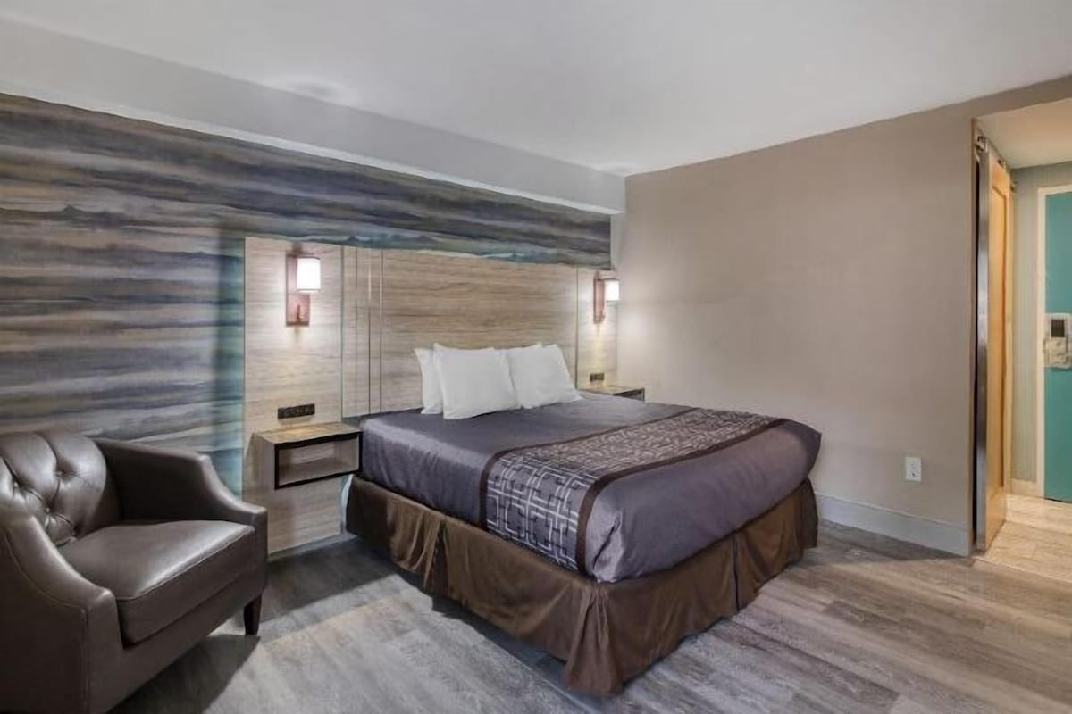 Desk, laptop workspace, WiFi (free), bed sheets