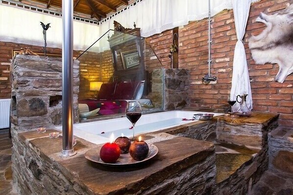 Suite Elite, 1 habitación | Zona de estar | Una televisión, un reproductor de DVD