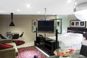 Apartamento | Cofres nos quartos, escrivaninha, cortinas blackout