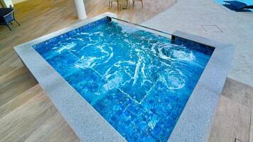 Kolam renang outdoor, dengan kursi berjemur