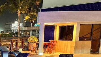 Piscina externa, espreguiçadeiras