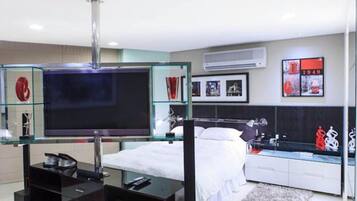 Cofres nos quartos, escrivaninha, cortinas blackout