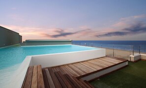 สระว่ายน้ำกลางแจ้ง