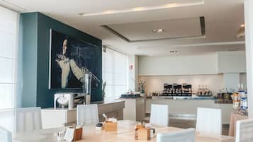 Tägliches kontinentales Frühstück (25 EUR pro Person)