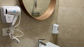 Deluxe Double Room | Bathroom | Shower, free toiletries