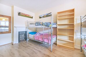 Quarto quádruplo econômico, somente para mulheres | Individualmente decorados, individualmente mobiliados