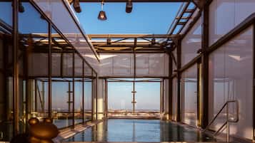 Ulkouima-allas, aurinkotuoleja