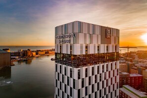 Un moderno edificio de hotel con fachada de vidrio, situado junto a la costa.
