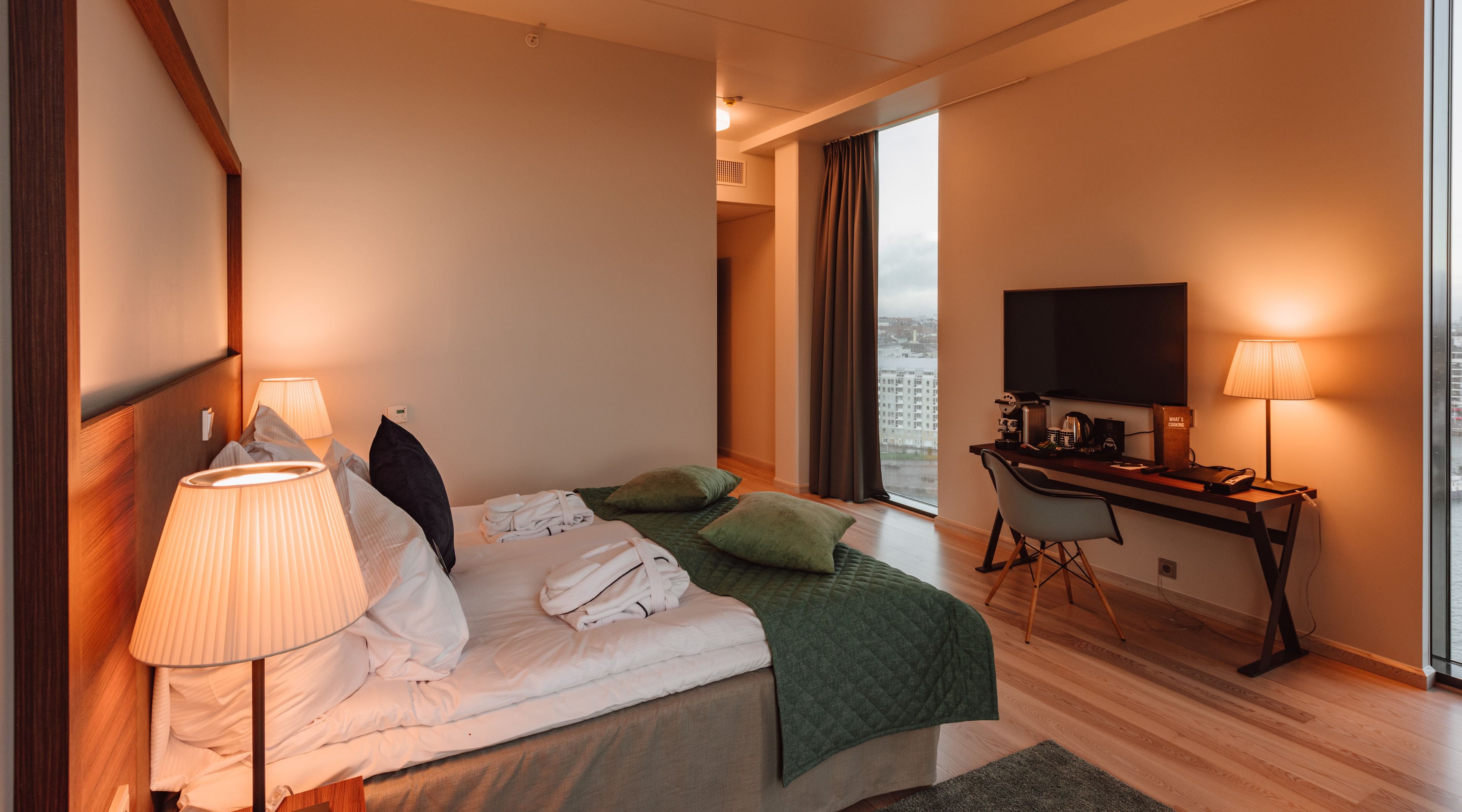 deluxe double room, non smoking | 1 bedroom, hypo-allergenic bedding, minibar, in-room safe