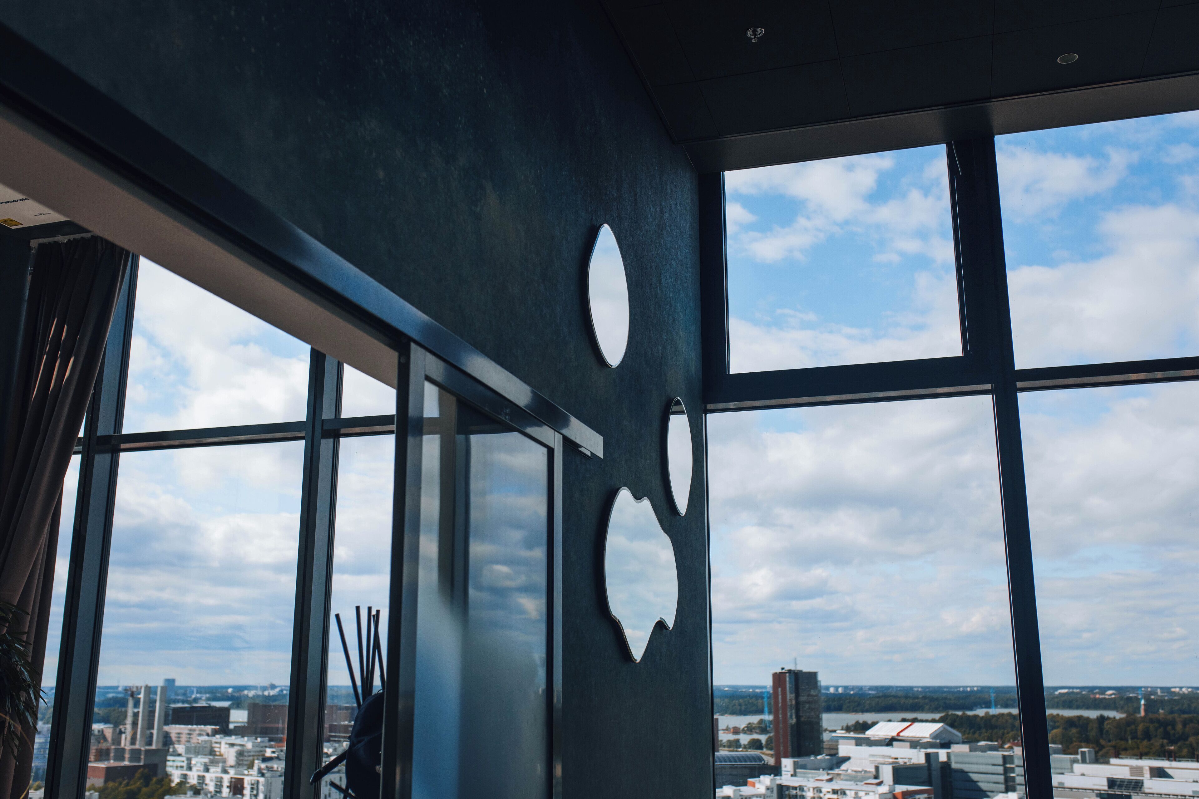 3 bars/lounges, cocktail bar, lobby lounge