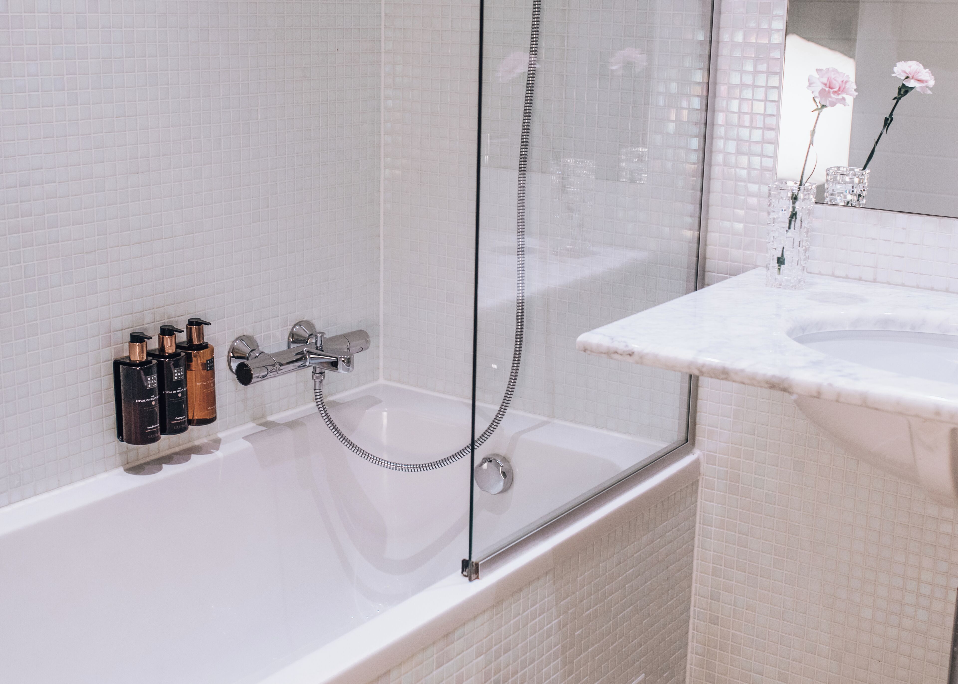 Un baño con bañera, ducha y lavamanos.