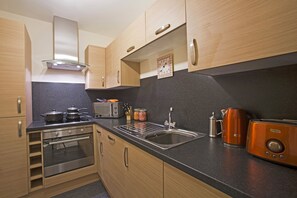 Full-sized fridge, microwave, dishwasher, electric kettle - Printworks Apart-Hotel (Peterhead)