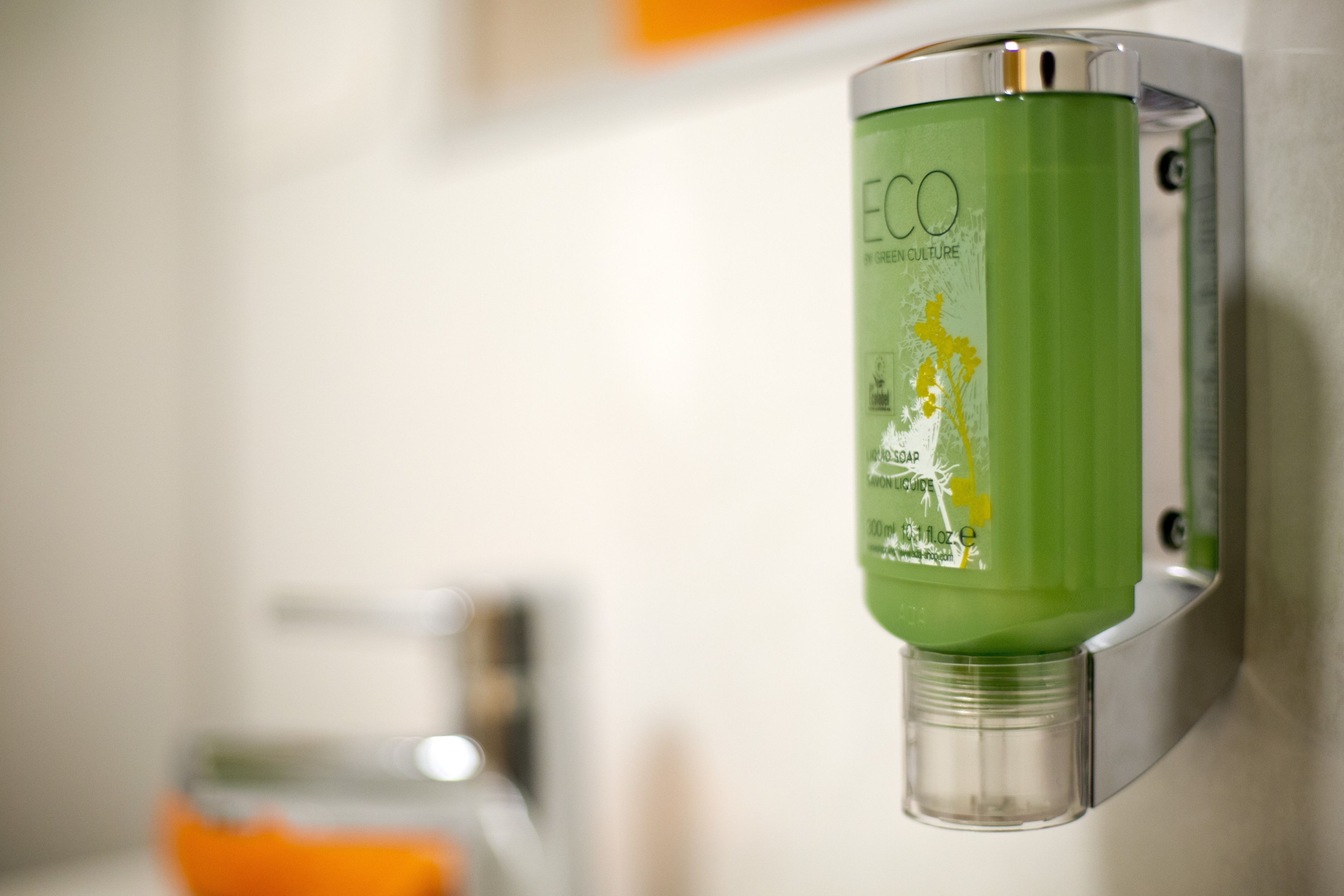 combined shower/bathtub, free toiletries, towels