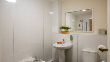 Combined shower/tub, free toiletries, towels