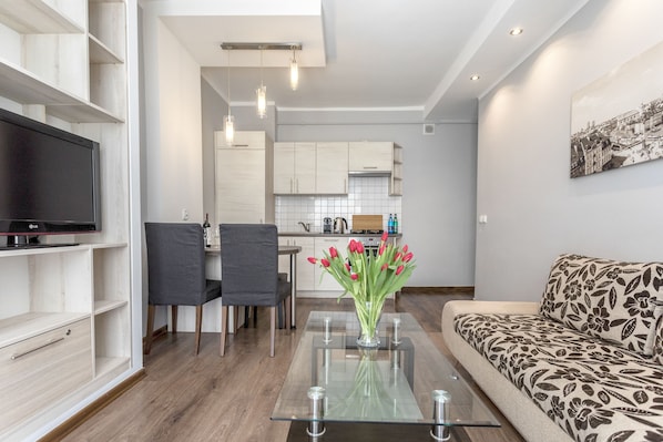 Appartement Confort, 2 chambres, cuisinette (Zelazna 16) | Salle de séjour | Téléviseur à écran plat de 42 po avec télévision par câble, téléviseur