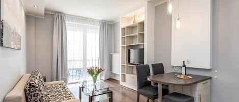 Apartamento Confort, 2 habitaciones, cocina básica (Zelazna 16) | Sala de estar | Televisión de pantalla plana de 42 pulgadas con canales por cable