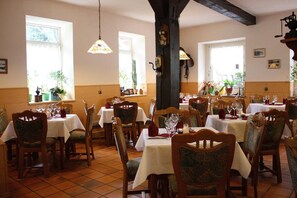 Lunch and dinner served, local cuisine - Waldhotel & Restaurant Zur Holzmühle (Springe)