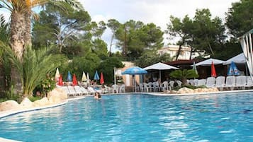 Una piscina al aire libre de temporada