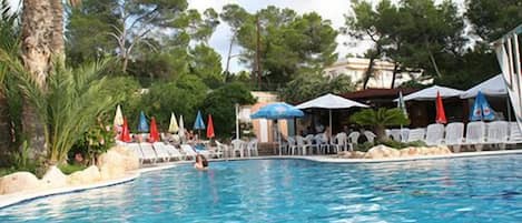 Una piscina al aire libre de temporada