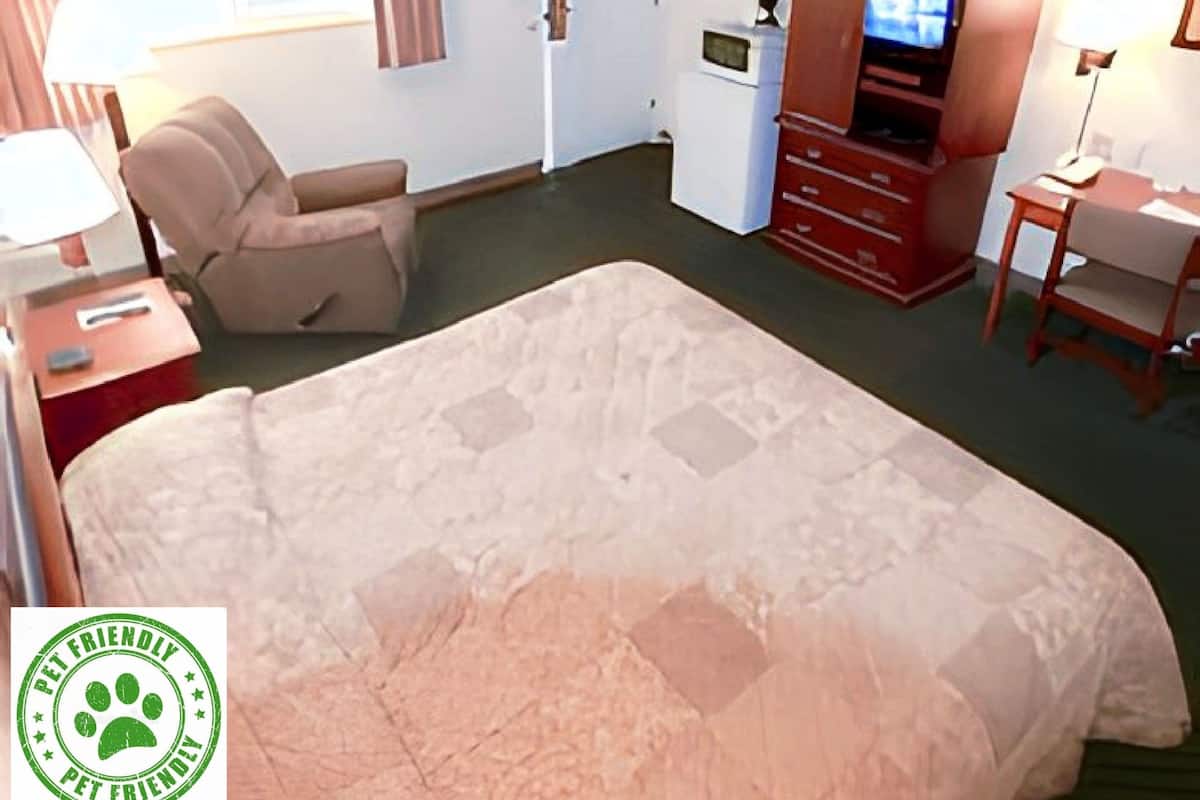 Tabla de planchar con plancha, wifi gratis y ropa de cama