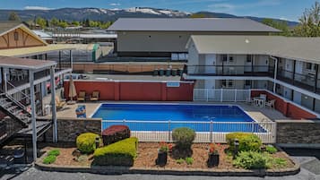 Piscine extérieure (ouverte en saison)